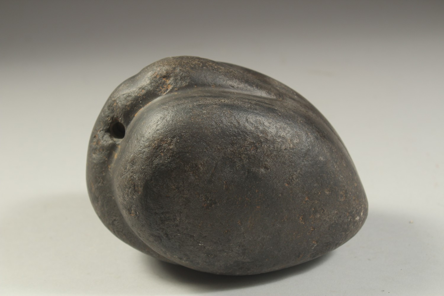 A CARVED STONE WEIGHT IN THE FROM OF A BIRD, 15cm long.