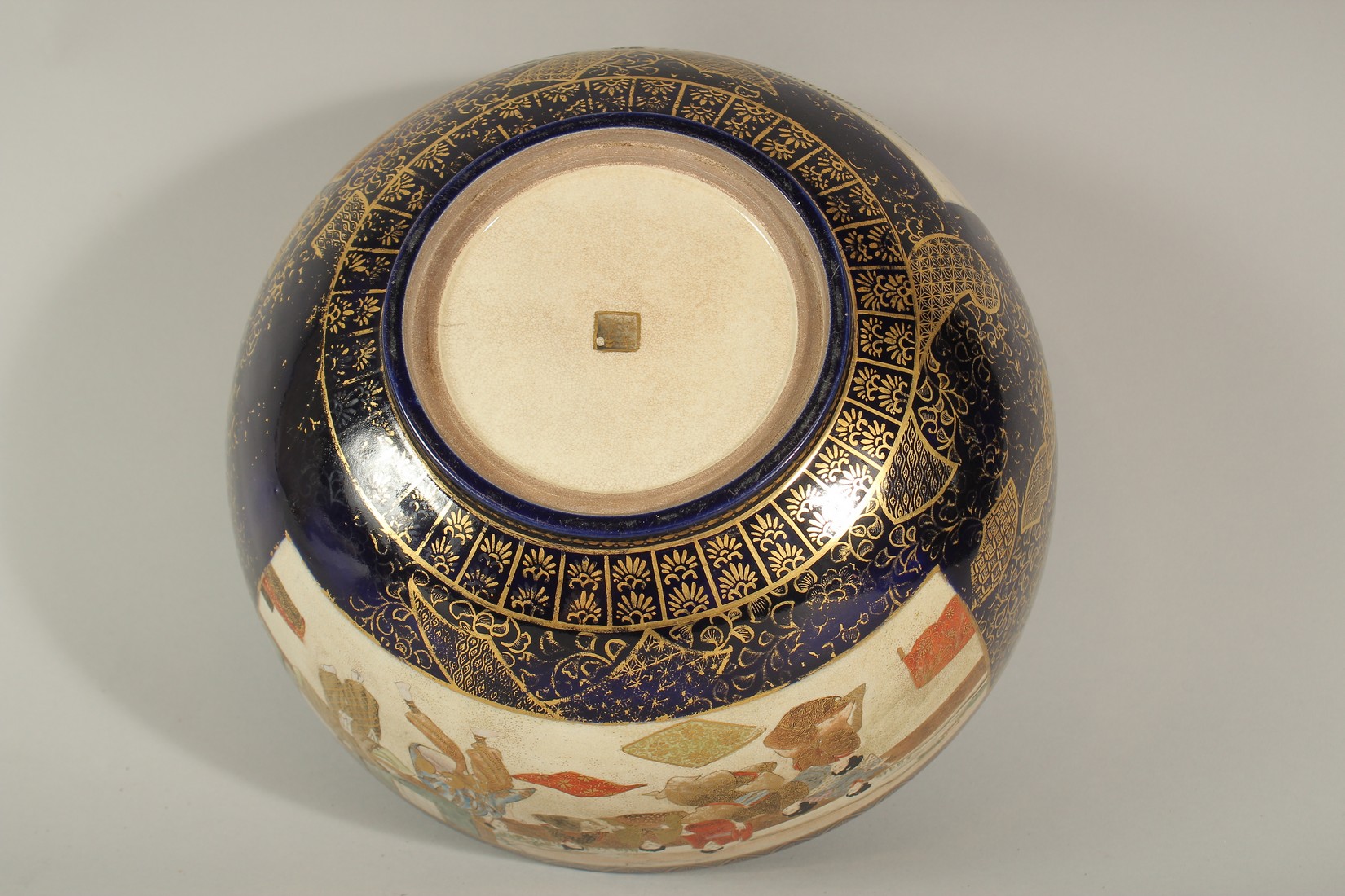 A FINE JAPANESE GILDED COBALT BLUE SATSUMA BOWL, - Image 7 of 8