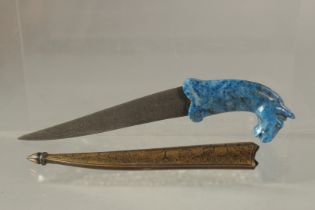 A VERY FINE CARVED LAPIS LAZULI AND DAMASCUS STEEL KNIFE WITH GOLD INLAID METAL SHEATH, the lapis