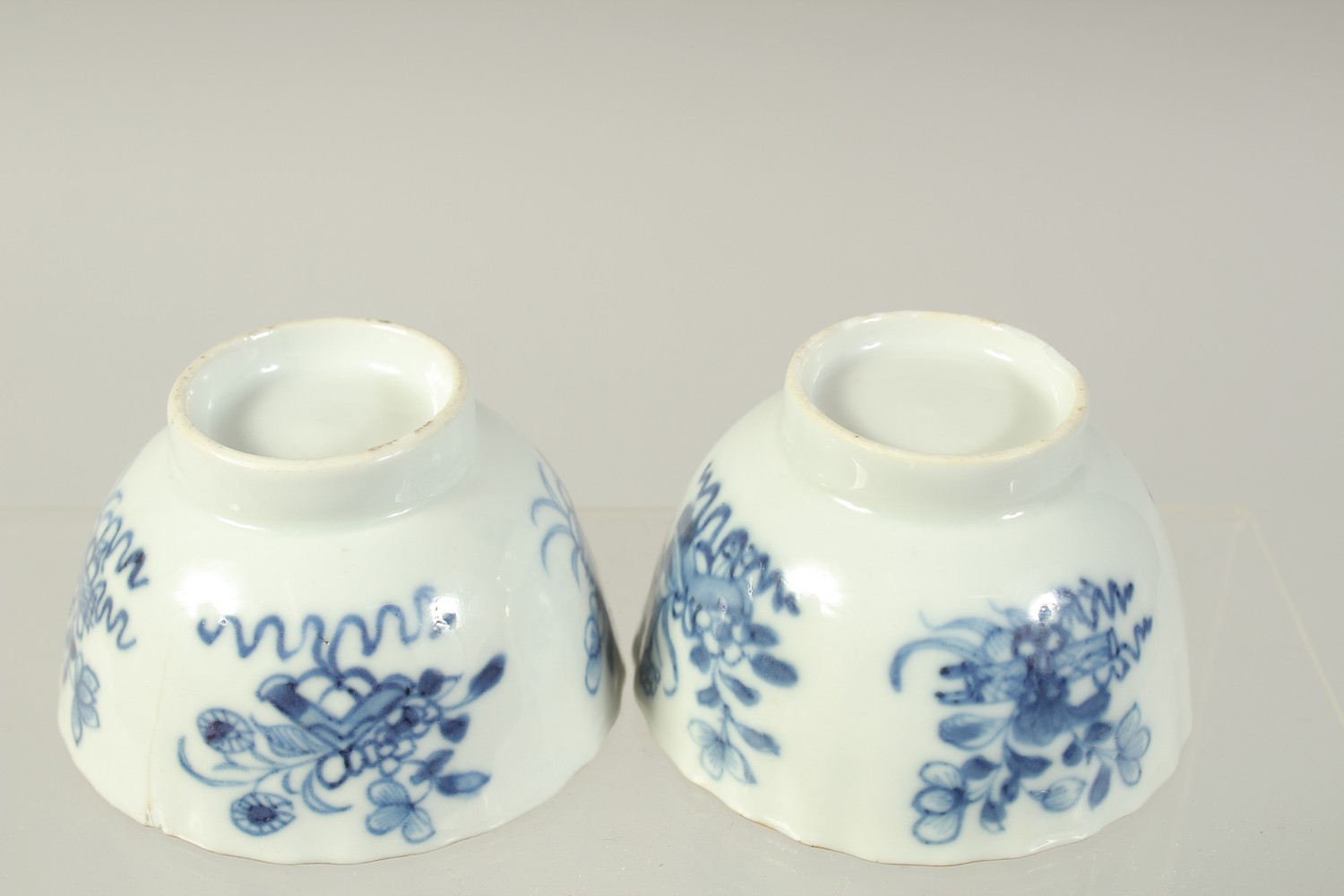 A PAIR OF CHINESE BLUE AND WHITE PORCELAIN TEA BOWLS, with gilded rims and decorated with precious - Image 6 of 6