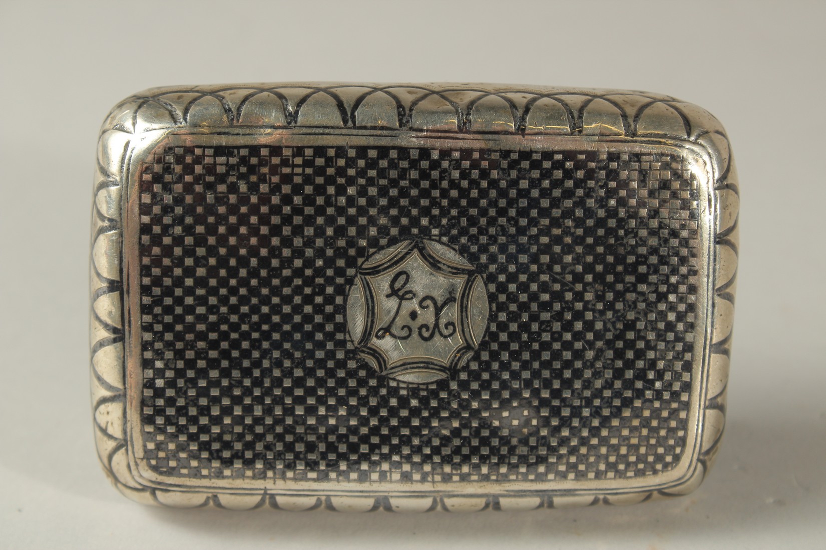 AN OTTOMAN SILVER NIELLO SNUFF BOX, inscribed 'L.X', 9cm x 6.5cm. - Image 2 of 3