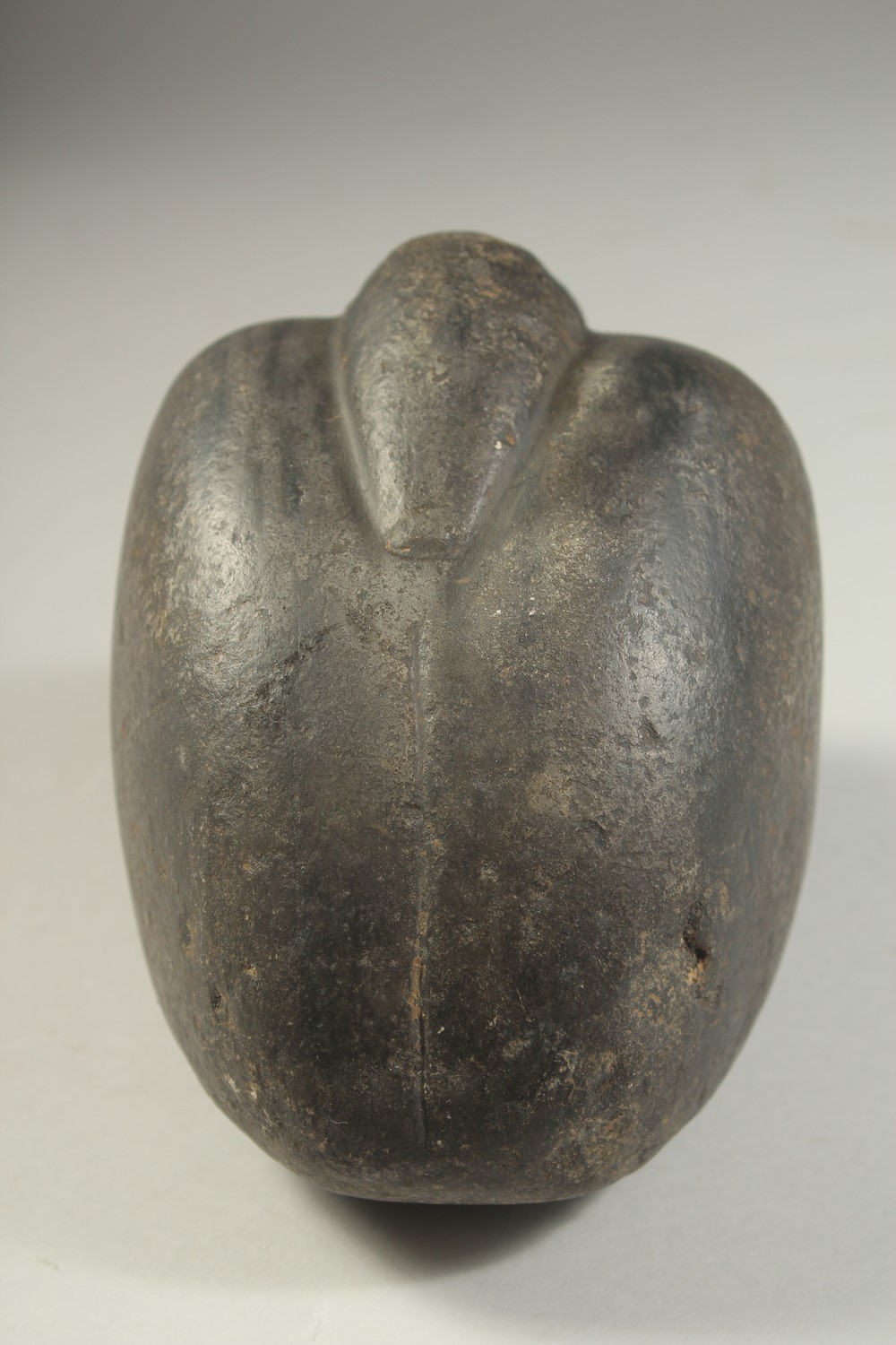 A CARVED STONE WEIGHT IN THE FROM OF A BIRD, 15cm long. - Image 4 of 5