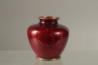 A SMALL JAPANESE RED GINBARI CLOISONNE VASE, 6cm high.