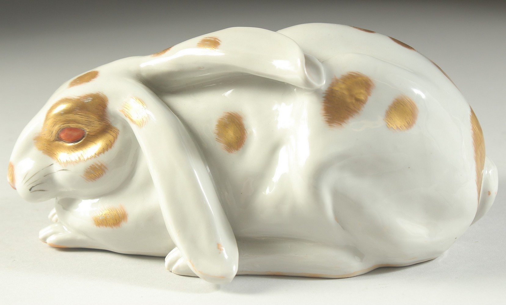 A JAPANESE KUTANI PORCELAIN HARE, with gilded patches and painted red eyes, made in Japan mark, 22cm - Image 3 of 5