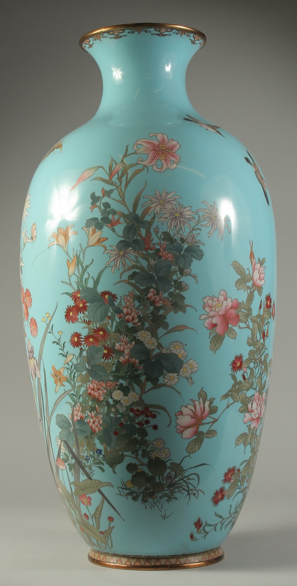 AN EXCEPTIONAL LARGE JAPANESE MEIJI PERIOD POWDER BLUE CLOISONNE VASE, with a large spray of very - Image 3 of 16