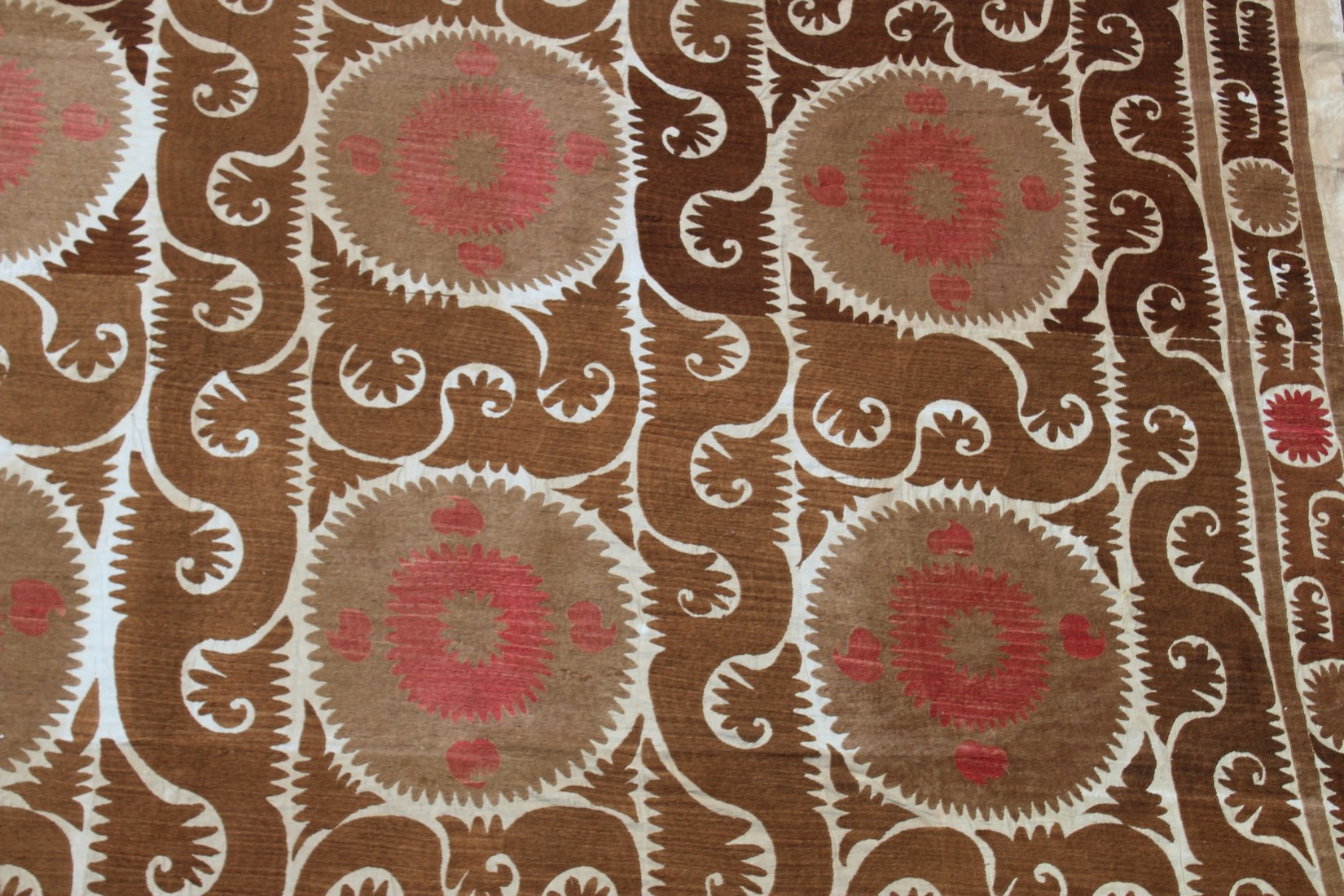 A VERY LARGE 20TH CENTURY SAMARKAND UZBEKISTAN WEDDING SUZANI TEXTILE, in light browns and reds on - Image 5 of 8