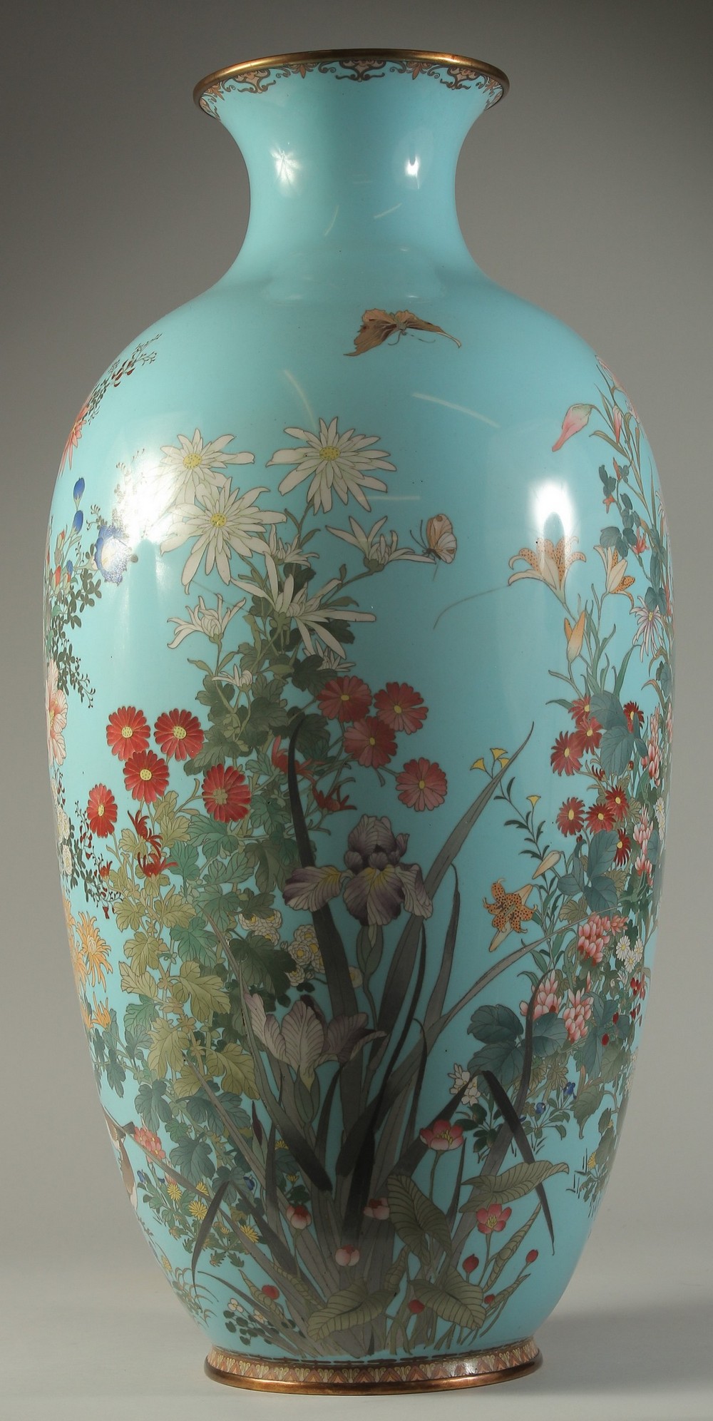 AN EXCEPTIONAL LARGE JAPANESE MEIJI PERIOD POWDER BLUE CLOISONNE VASE, with a large spray of very - Image 4 of 16