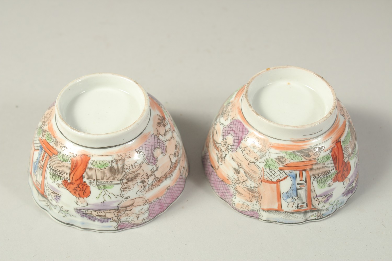 A PAIR OF CHINESE EXPORT PORCELAIN CUPS, each painted with scenes of figures, 8.5cm diameter. - Image 4 of 4