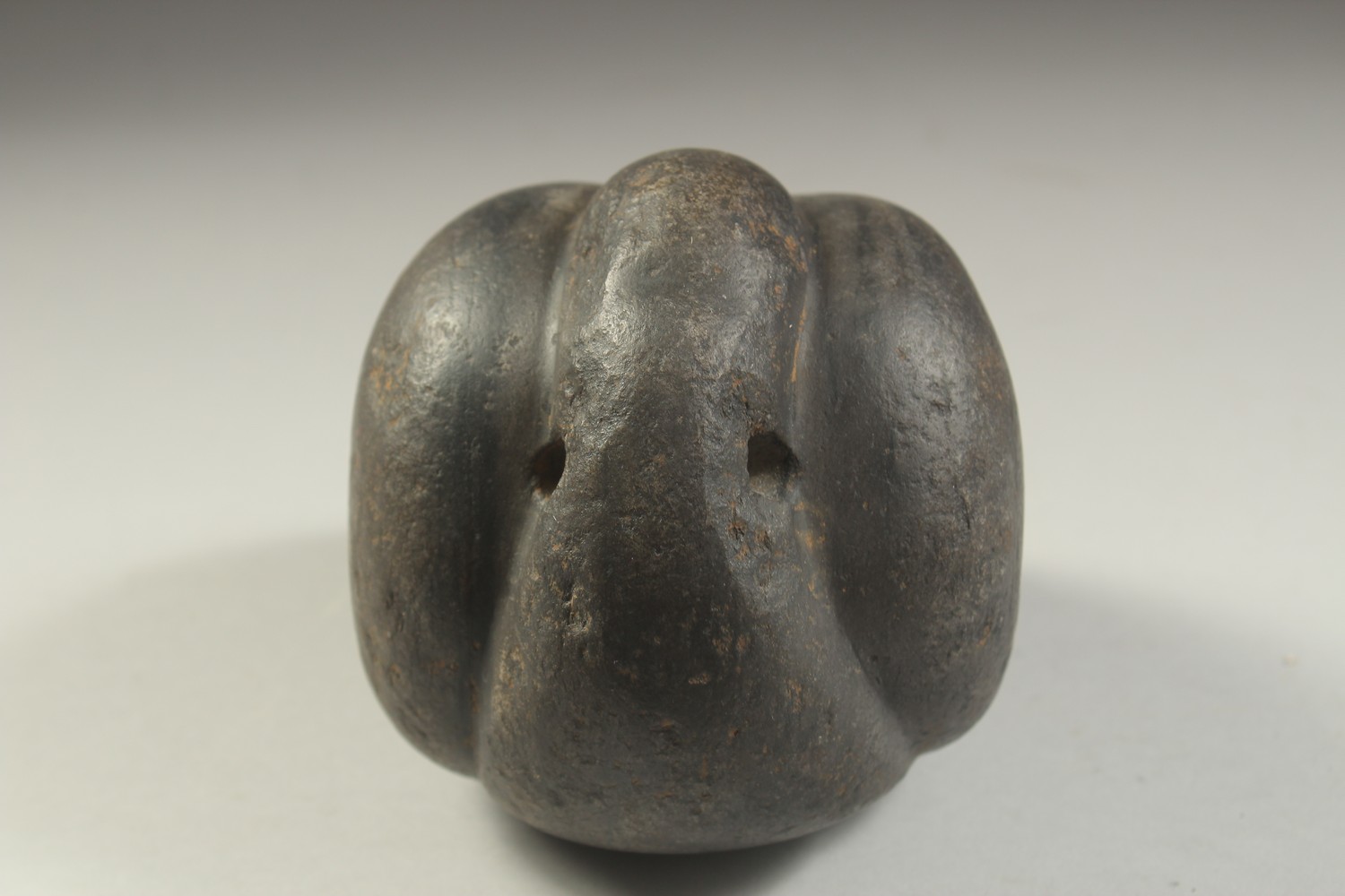 A CARVED STONE WEIGHT IN THE FROM OF A BIRD, 15cm long. - Image 2 of 5