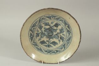 A 15TH-16TH CENTURY CHINESE HONGZHI - ZHENGDE SERVING PLATTER DISH, 29cm diameter.