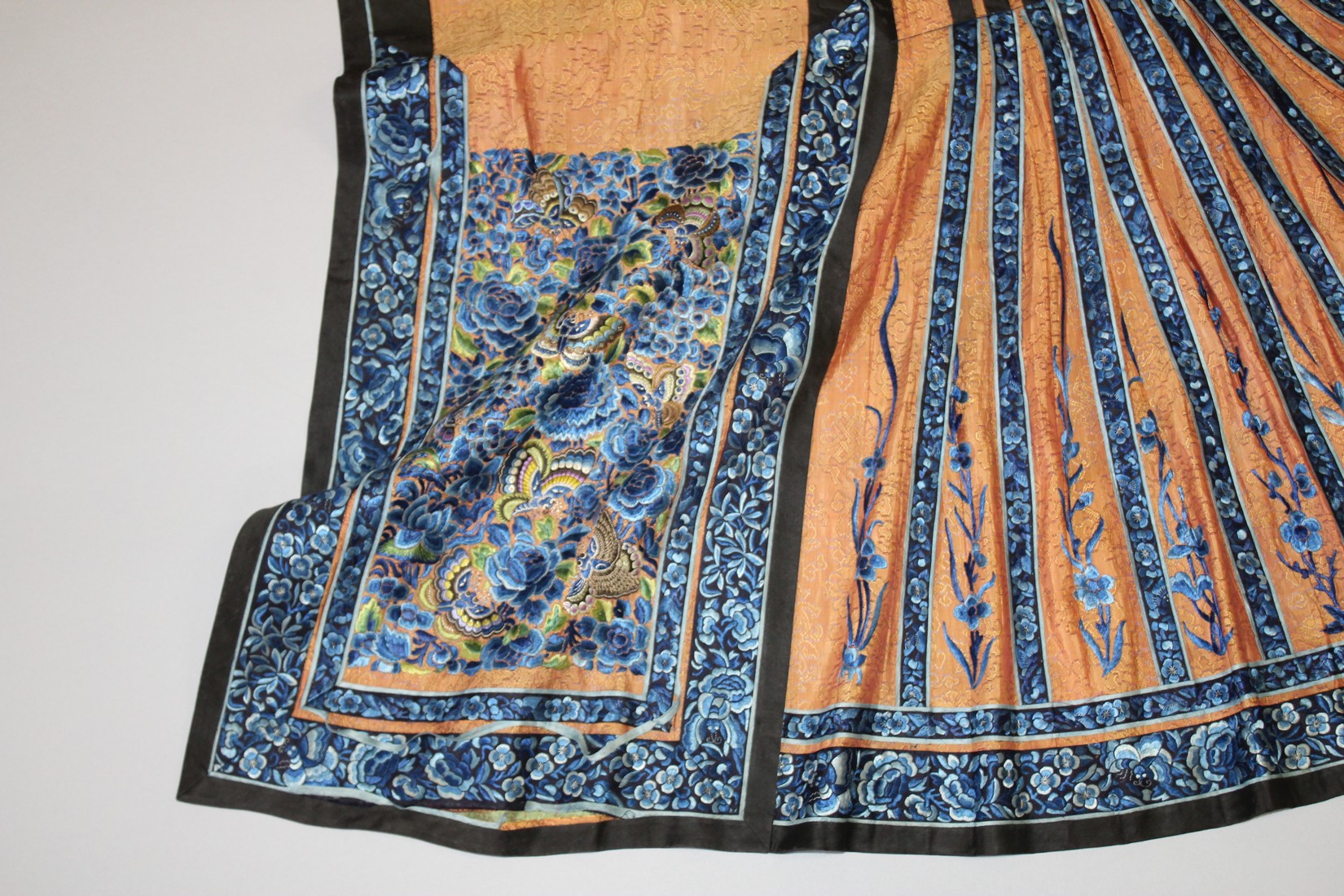 A CHINESE FINELY EMBROIDERED SILK SKIRT, with butterflies and flowers in blue thread. - Image 4 of 10