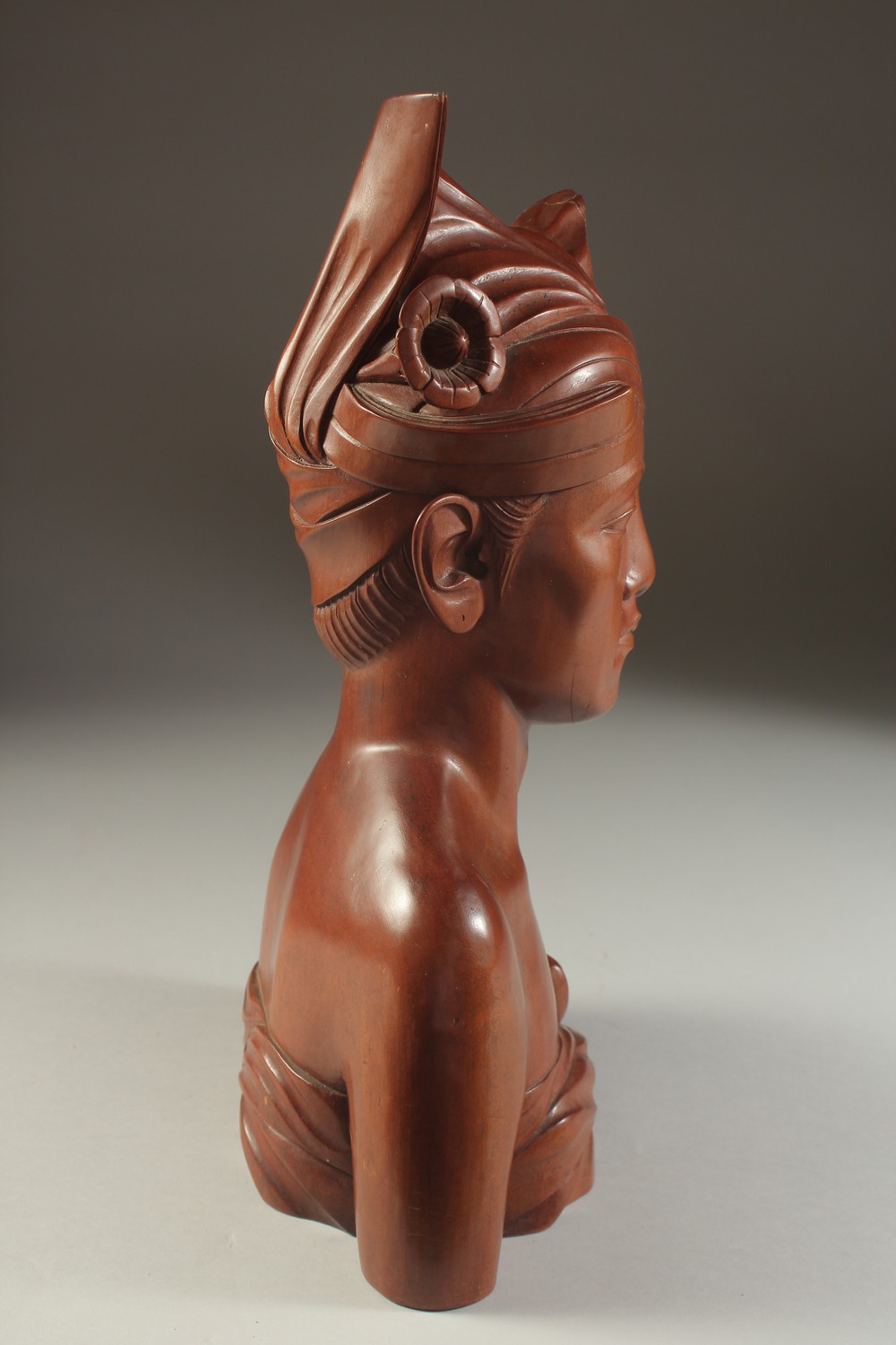 A VERY FINE EARLY 20TH CENTURY INDONESIAN BALI SIGNED CARVED WOODEN FIGURE OF A MAN, 34cm high. - Image 4 of 5