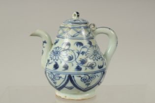 A SMALL CHINESE BLUE AND WHITE PORCELAIN TEA POT, 10.5cm high.