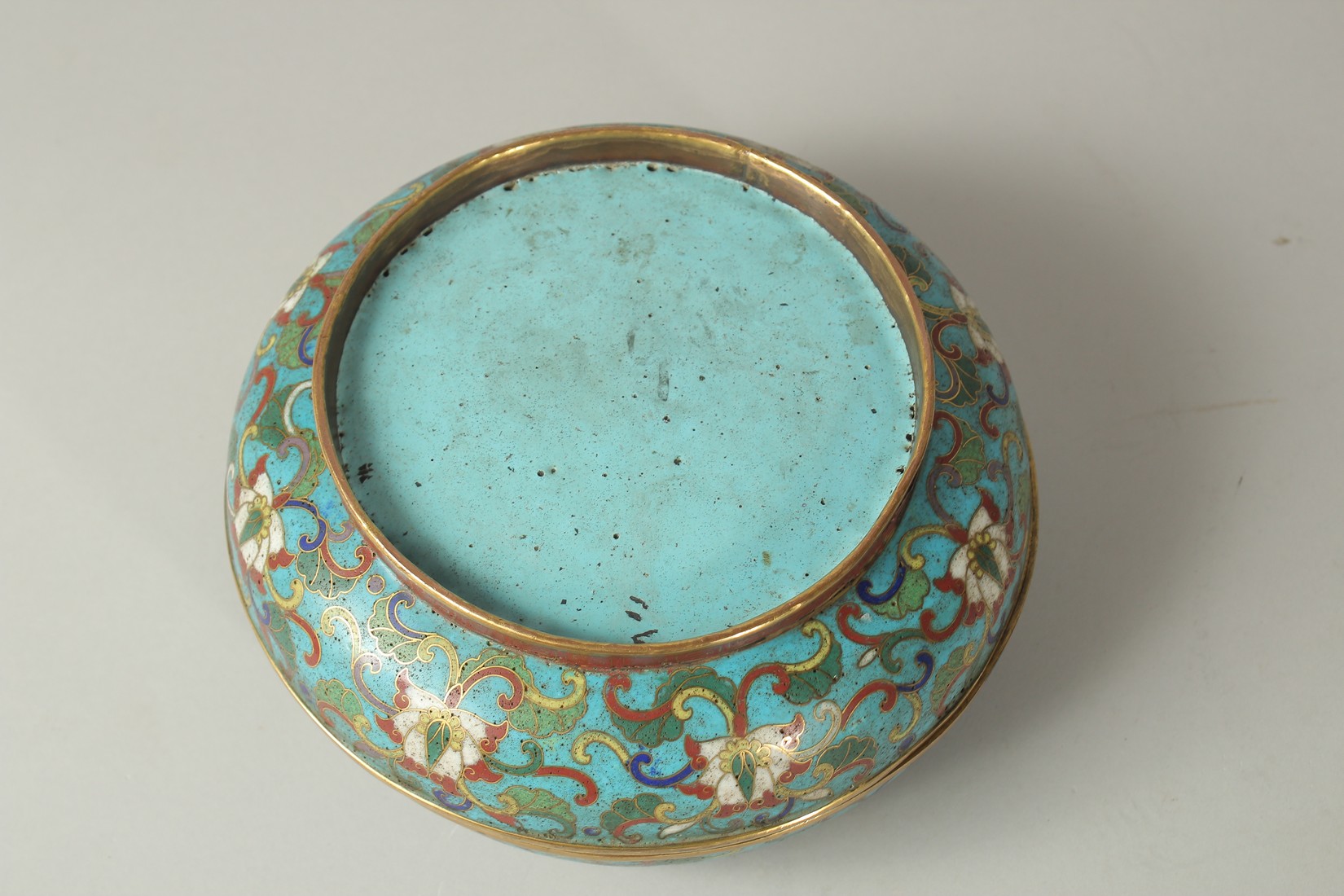A 19TH CENTURY CHINESE BLUE GROUND CLOISONNE CIRCULAR LIDDED BOX, with floral motif decoration, 20. - Image 6 of 6