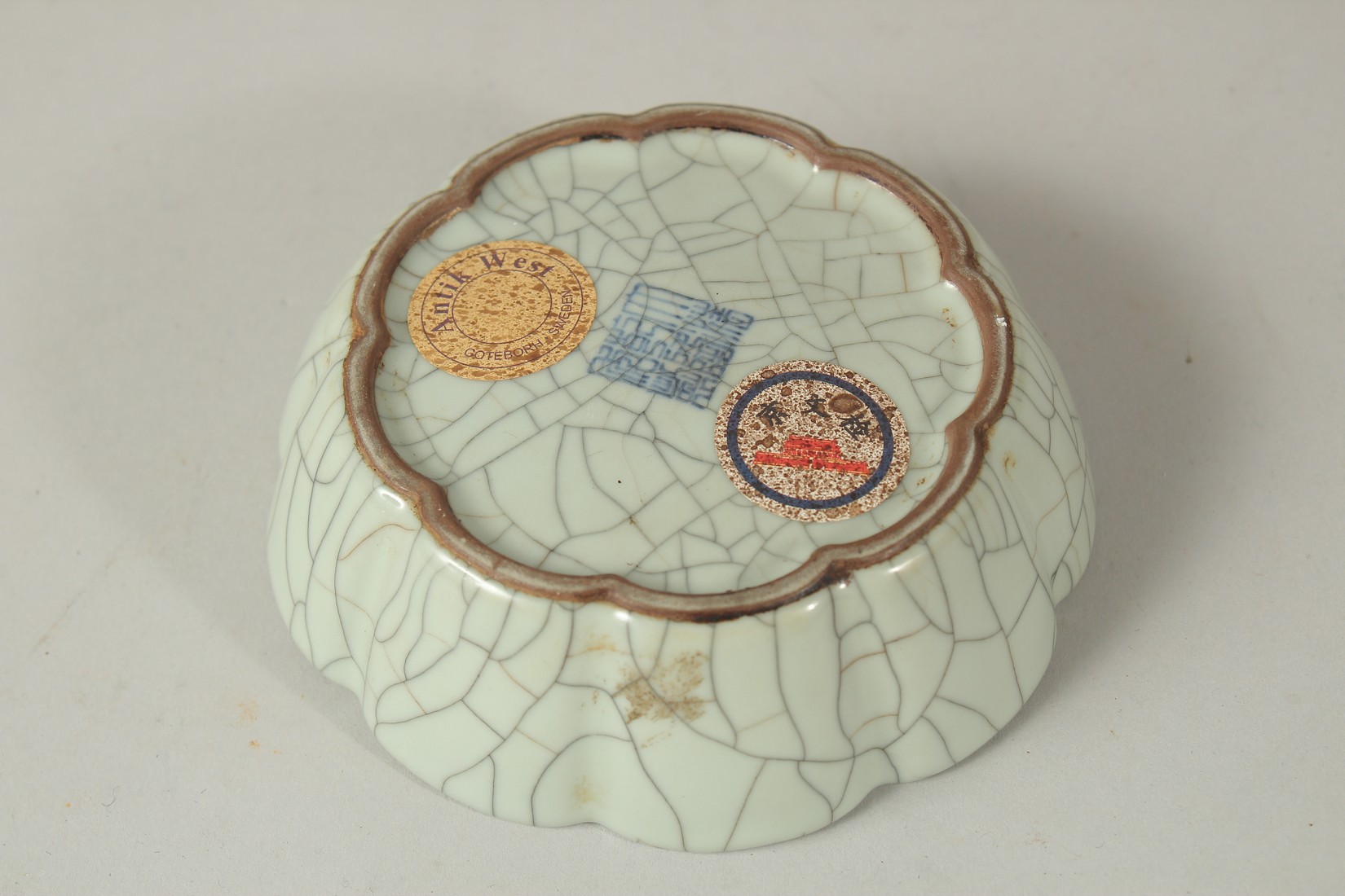 A CHINESE CELADON CRACKLE GLAZE PETAL-RIM BOWL / BRUSH WASHER, the base with character mark and - Image 2 of 3