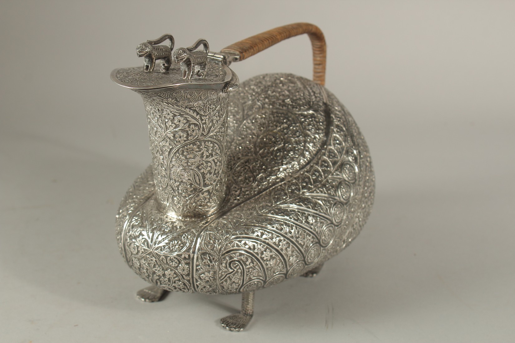 A VERY FINE AND UNUSUAL INDIAN KASHMIR ENGRAVED SILVER VESSEL, intricately chased with finely - Image 6 of 10