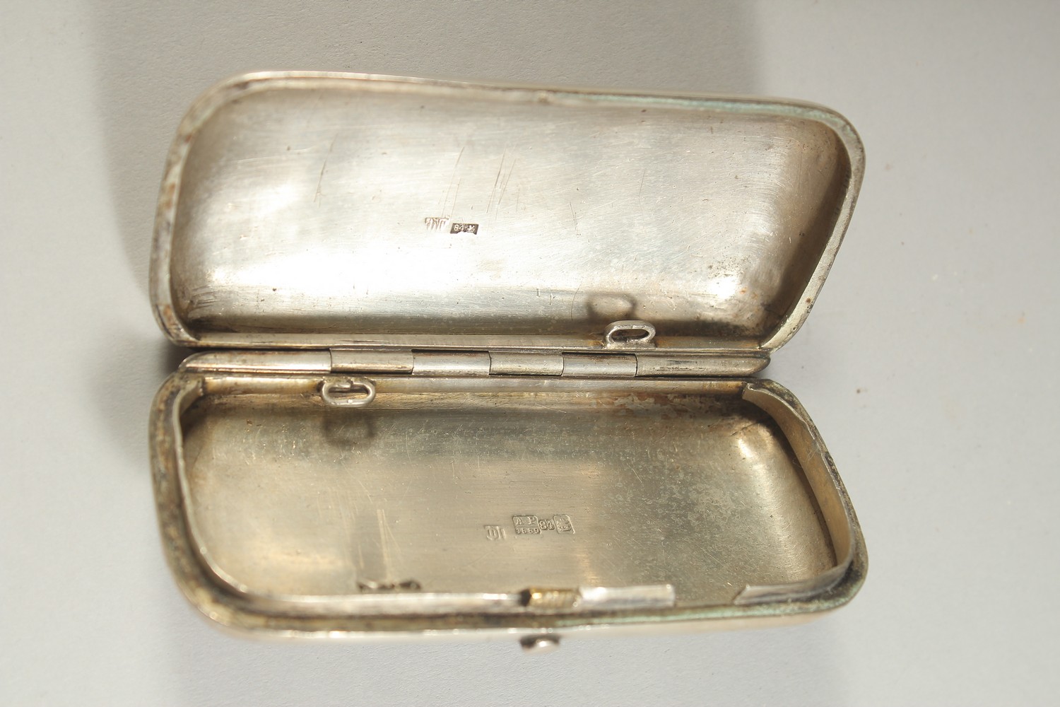 AN ANTIQUE RUSSIAN OTTOMAN SOLID SILVER AND NIELLO SNUFF BOX, 1889, with Arabic name inscribed, - Image 3 of 5