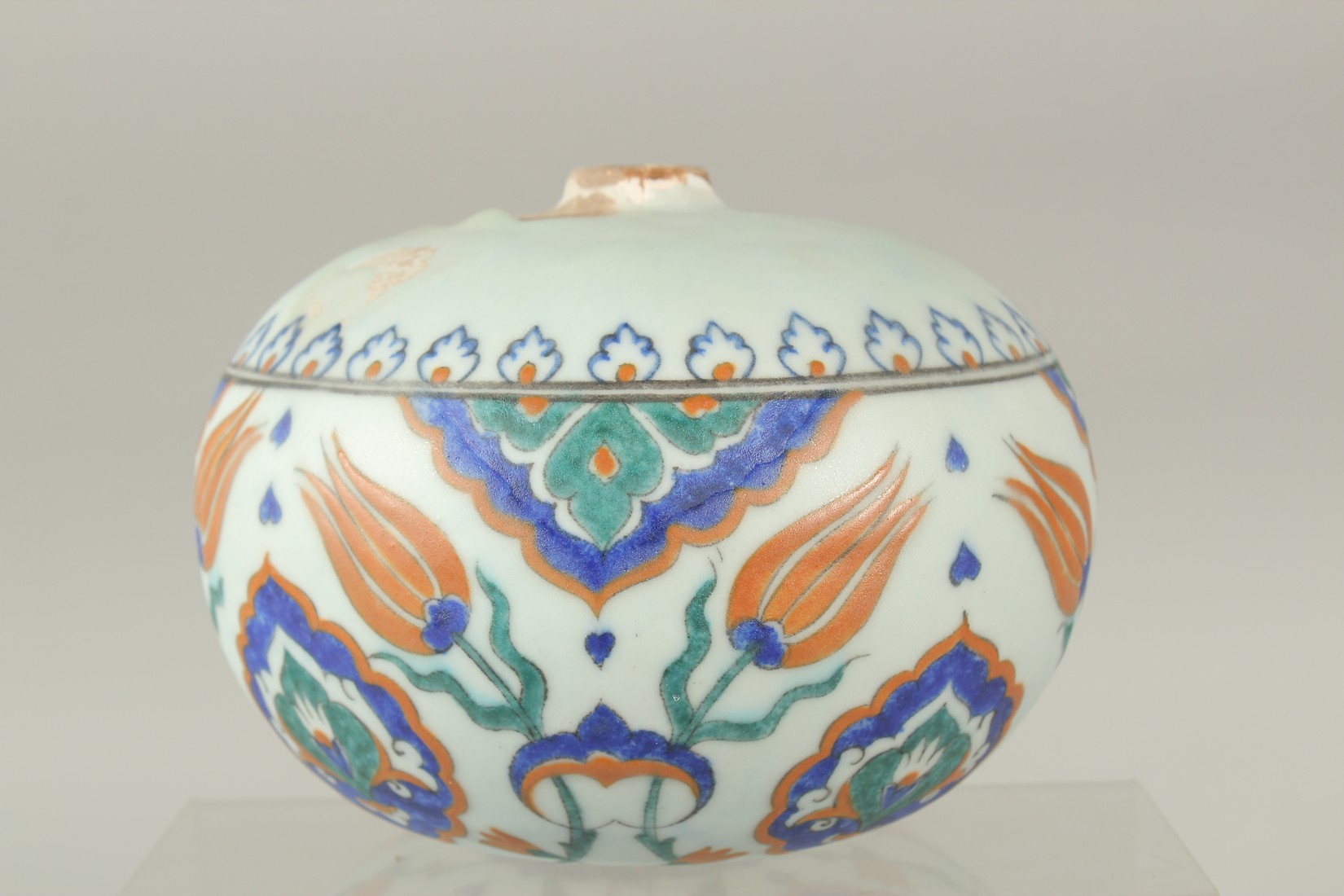 A TURKISH OTTOMAN IZNIK DESIGN HANGING BALL, 17cm wide. - Image 3 of 3