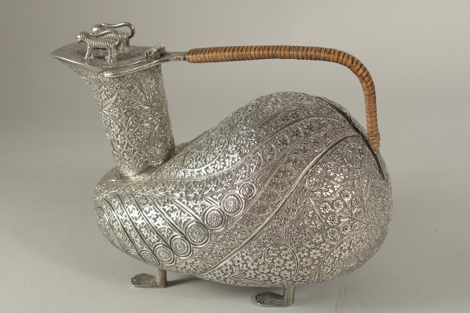 A VERY FINE AND UNUSUAL INDIAN KASHMIR ENGRAVED SILVER VESSEL, intricately chased with finely - Image 5 of 10