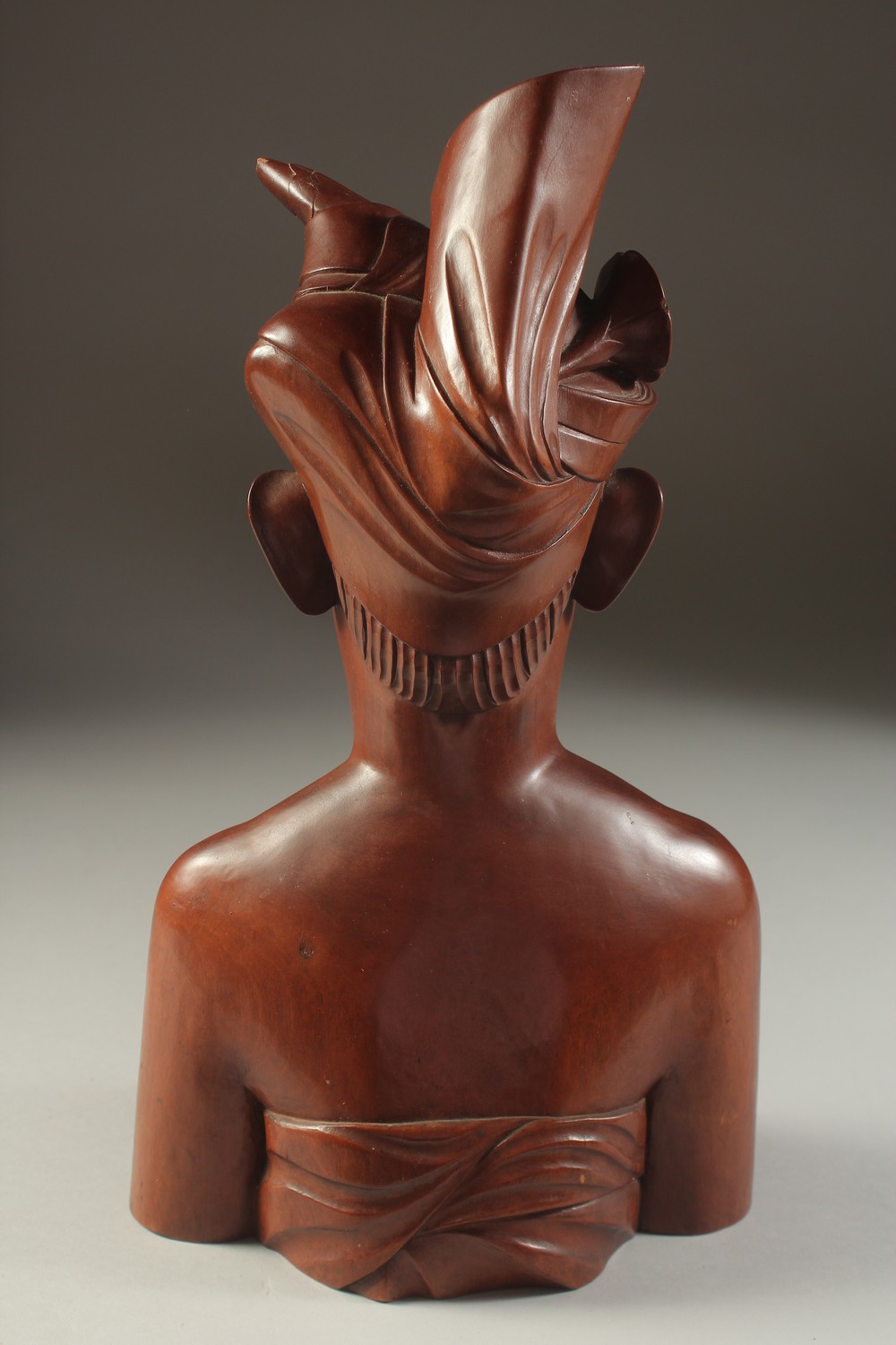 A VERY FINE EARLY 20TH CENTURY INDONESIAN BALI SIGNED CARVED WOODEN FIGURE OF A MAN, 34cm high. - Image 3 of 5