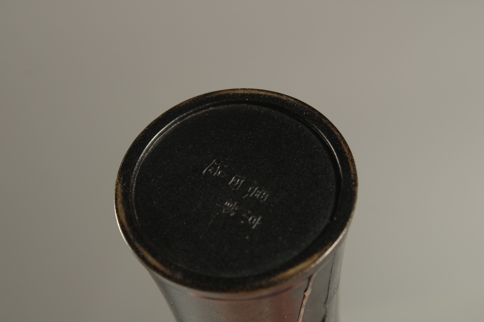 A FINE JAPANESE SILVER INLAID BRONZE VASE, with bamboo design and signed to the base, 15cm high. - Image 6 of 6