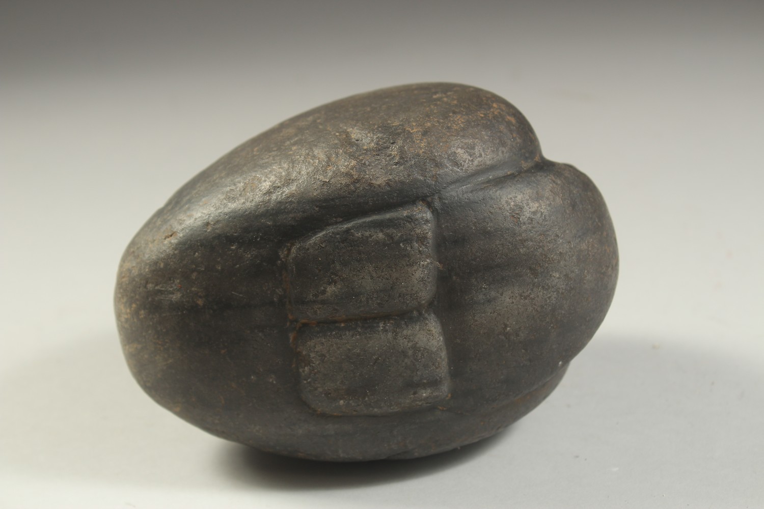 A CARVED STONE WEIGHT IN THE FROM OF A BIRD, 15cm long. - Image 5 of 5