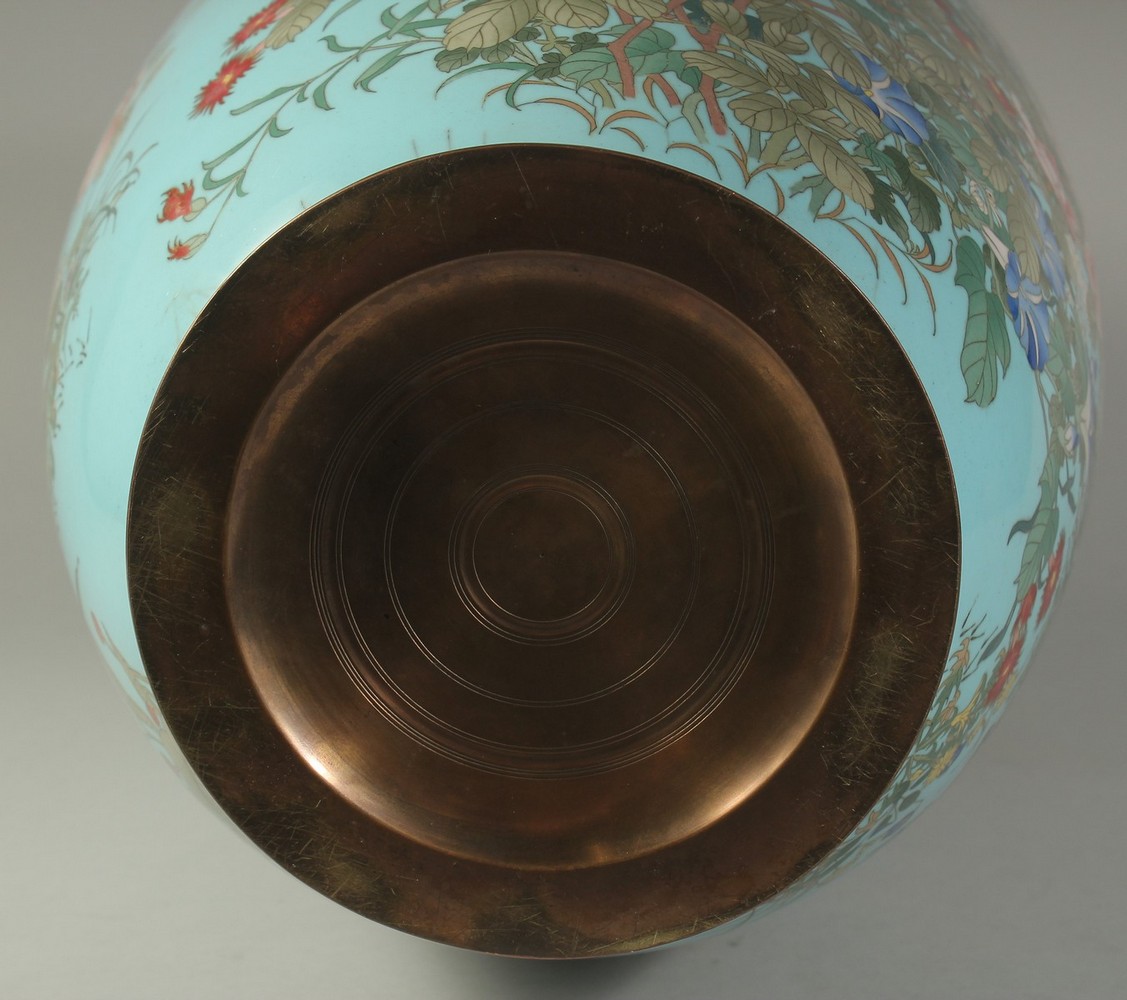 AN EXCEPTIONAL LARGE JAPANESE MEIJI PERIOD POWDER BLUE CLOISONNE VASE, with a large spray of very - Image 15 of 16