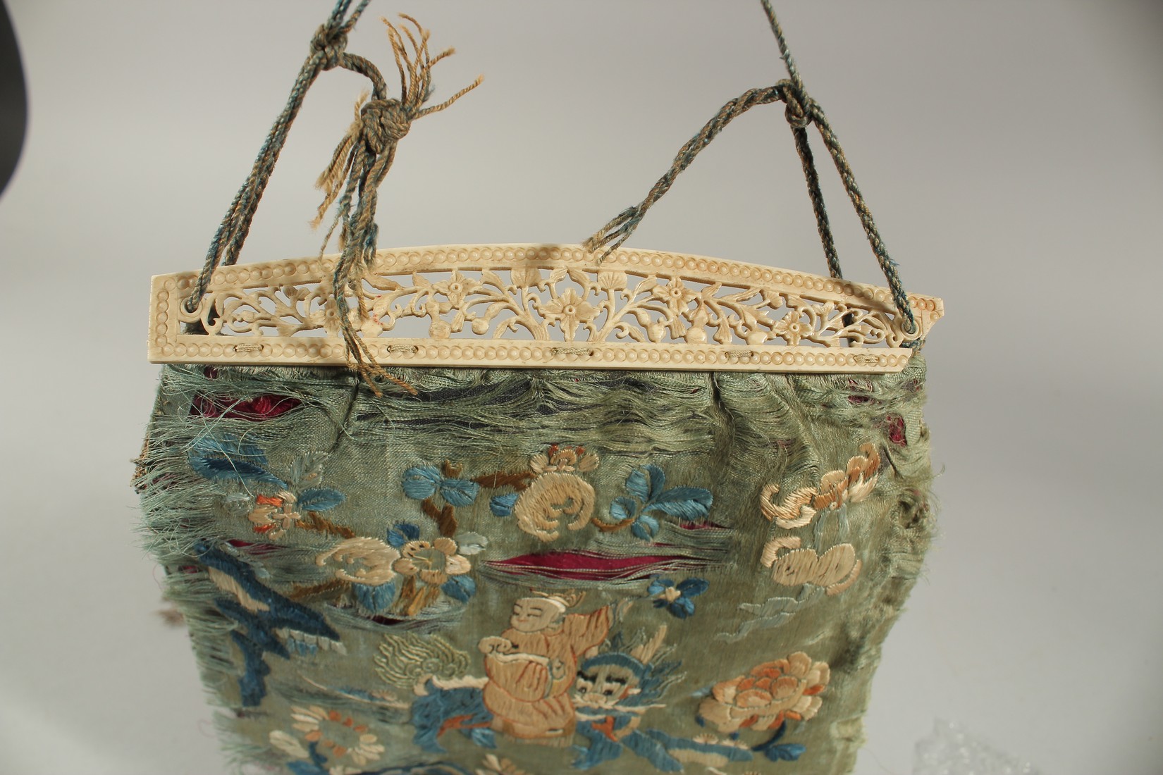 A CHINESE EMBROIDERED SILK PURSE WITH PIERCED BONE HANDLES. - Image 4 of 4