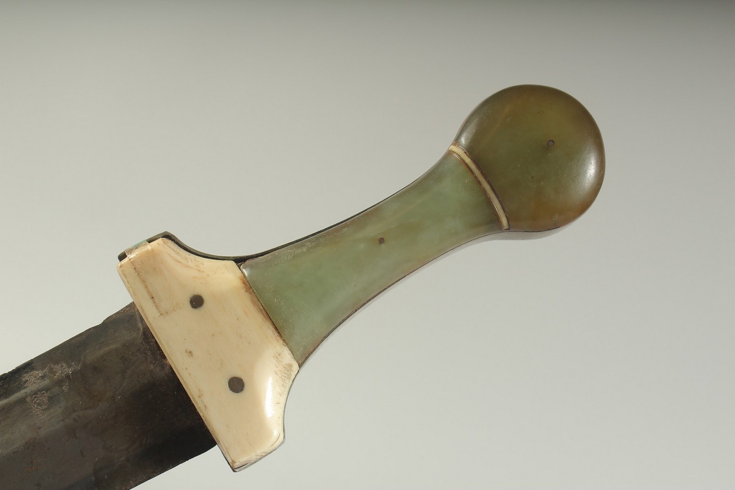 A FINE AND LARGE INDIAN JADE AND BONE HILTED DAGGER, with watered steel blade, 40cm long. - Image 4 of 6