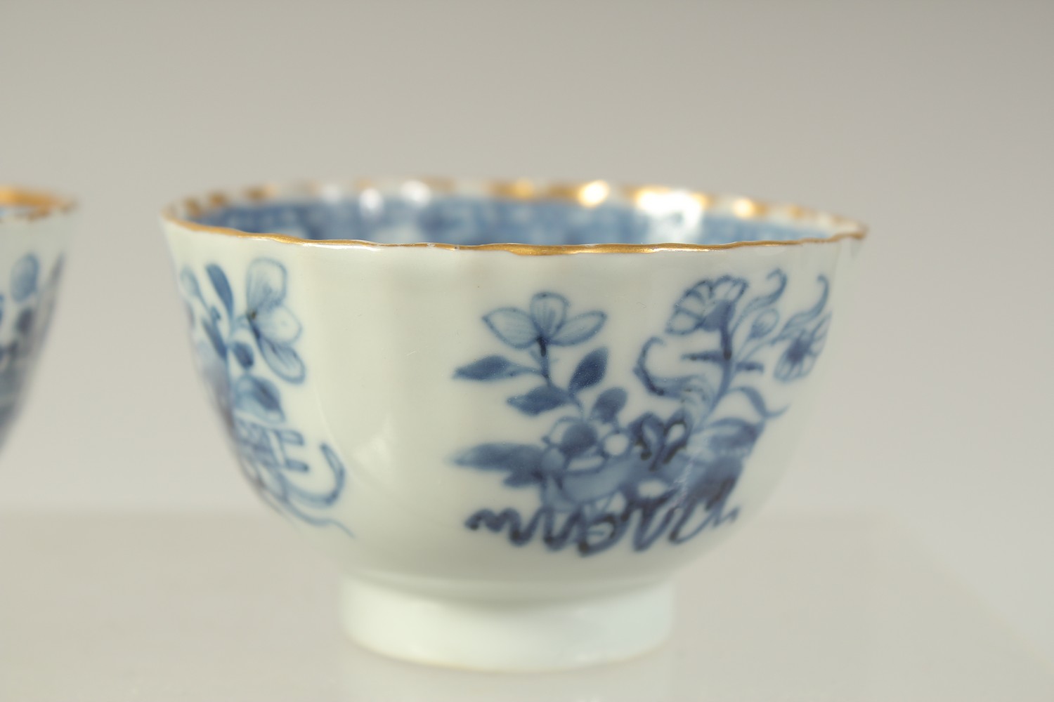 A PAIR OF CHINESE BLUE AND WHITE PORCELAIN TEA BOWLS, with gilded rims and decorated with precious - Image 3 of 6