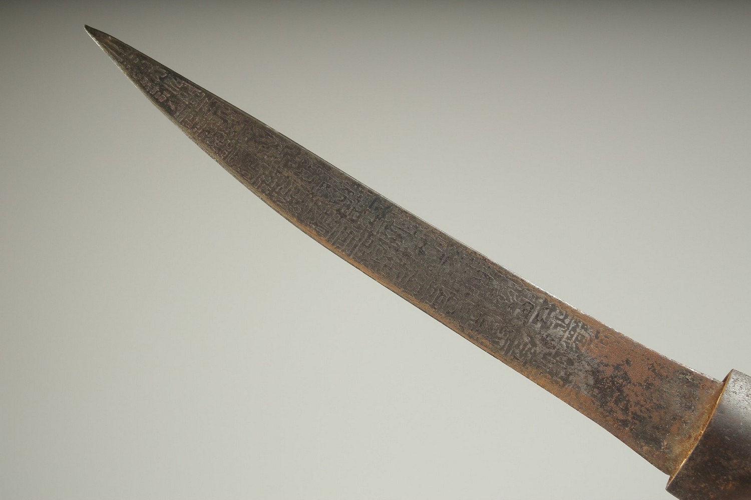 A 19TH CENTURY PERSIAN QAJAR STEEL DAGGER, with calligraphic blade, 33cm long. - Image 3 of 5