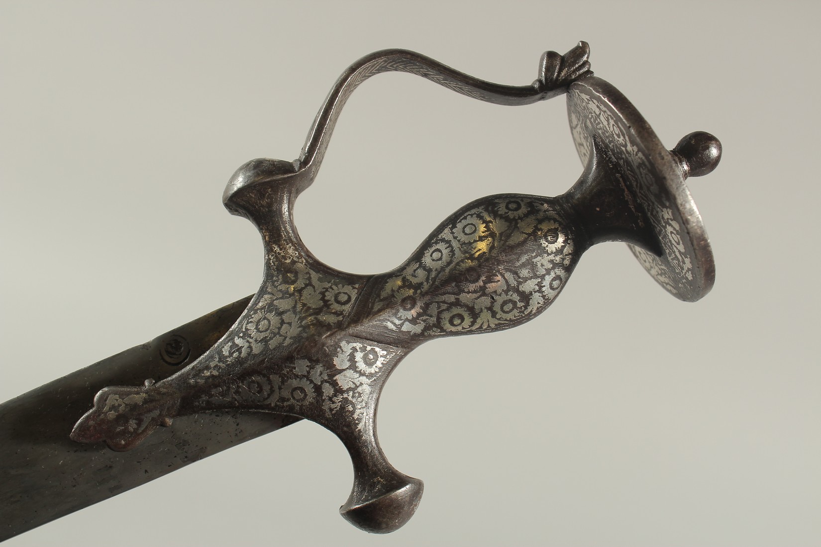 AN 18TH CENTURY MUGHAL INDIAN TULWAR SWORD, with silver inlaid hilt and signed blade. - Image 4 of 8