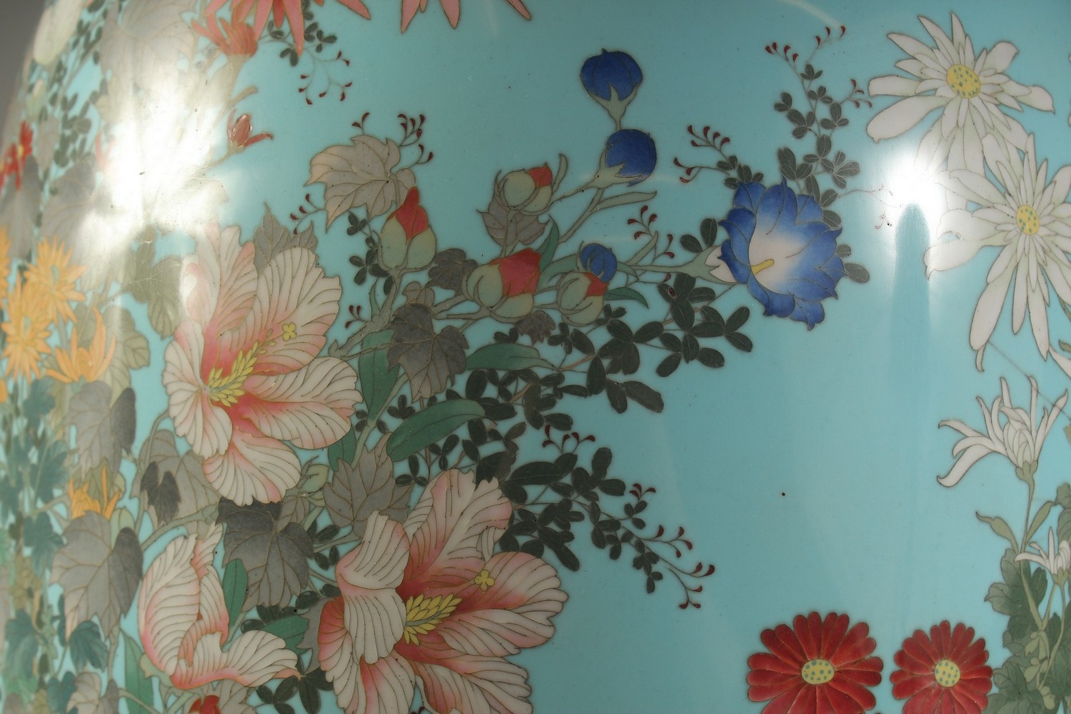 AN EXCEPTIONAL LARGE JAPANESE MEIJI PERIOD POWDER BLUE CLOISONNE VASE, with a large spray of very - Image 6 of 16
