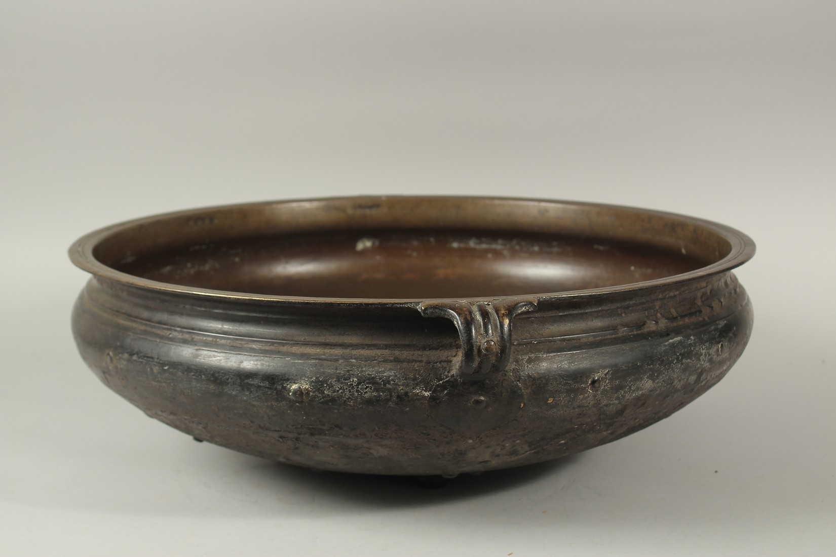 A LARGE 19TH CENTURY INDIAN OR SOUTH EAST ASIAN BRONZE TWIN HANDLE URLI, 59cm diameter. *Note: a - Image 4 of 6