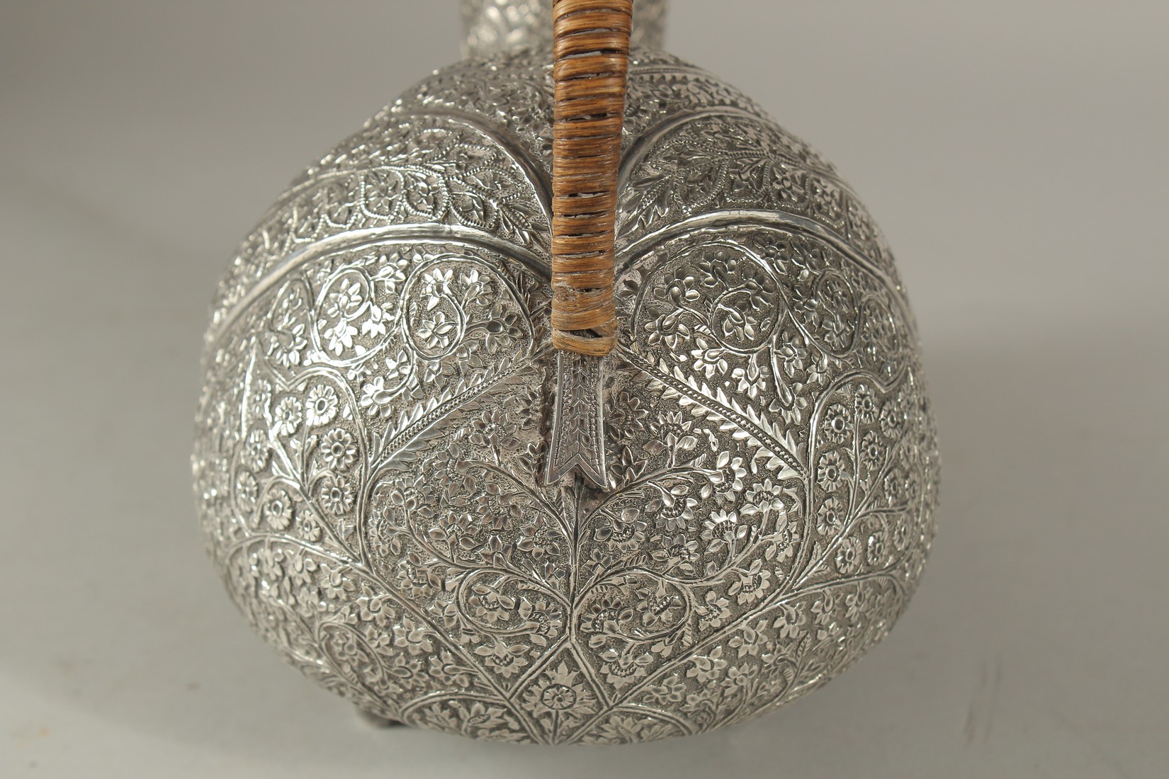 A VERY FINE AND UNUSUAL INDIAN KASHMIR ENGRAVED SILVER VESSEL, intricately chased with finely - Image 4 of 10
