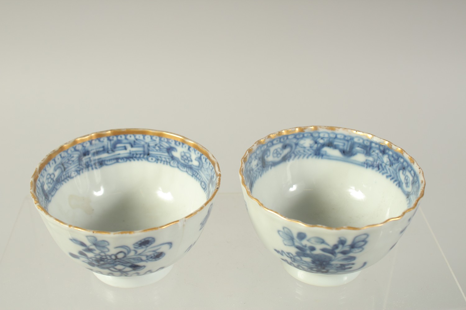 A PAIR OF CHINESE BLUE AND WHITE PORCELAIN TEA BOWLS, with gilded rims and decorated with precious - Image 5 of 6