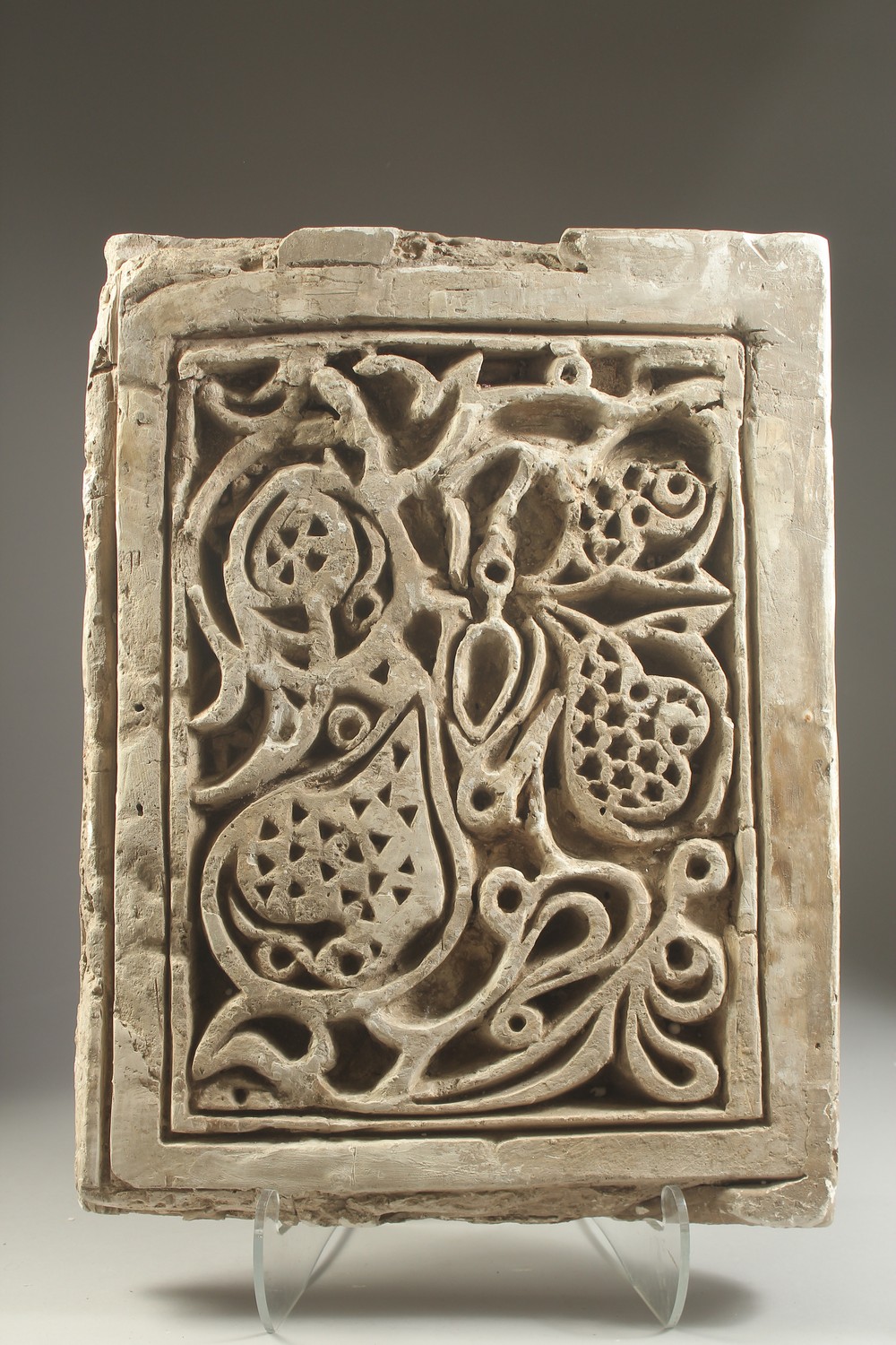 A FINE AND LARGE 17TH CENTURY MUGHAL INDIAN CARVED STONE ARCHITECTURAL PANEL, with foliate motif