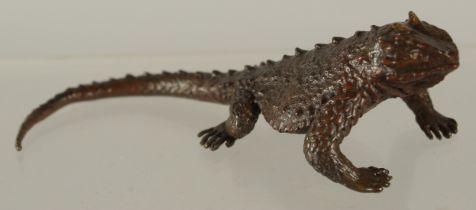 A BRONZE OKIMONO OF A LIZARD, 9.5cm long.