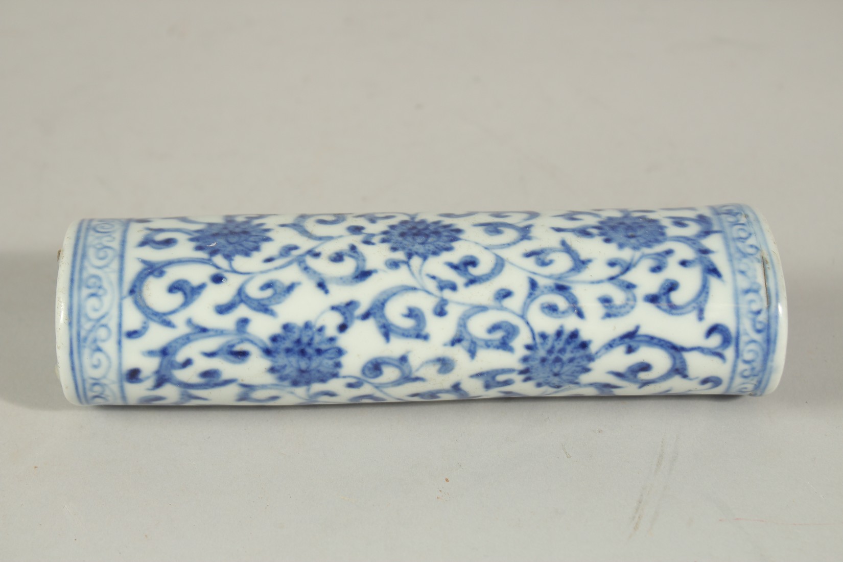 A 19TH CENTURY CHINESE BLUE AND WHITE PORCELAIN WRIST REST, with lotus and vine decoration and - Image 5 of 5