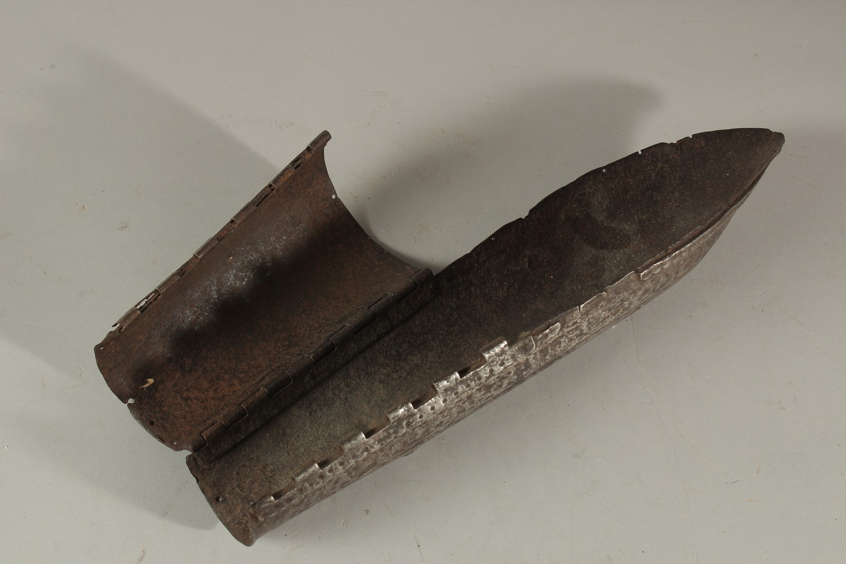 A 17TH CENTURY SOUTH INDIAN DECCANI STEEL ARM GUARD, 34cm long. - Image 3 of 3