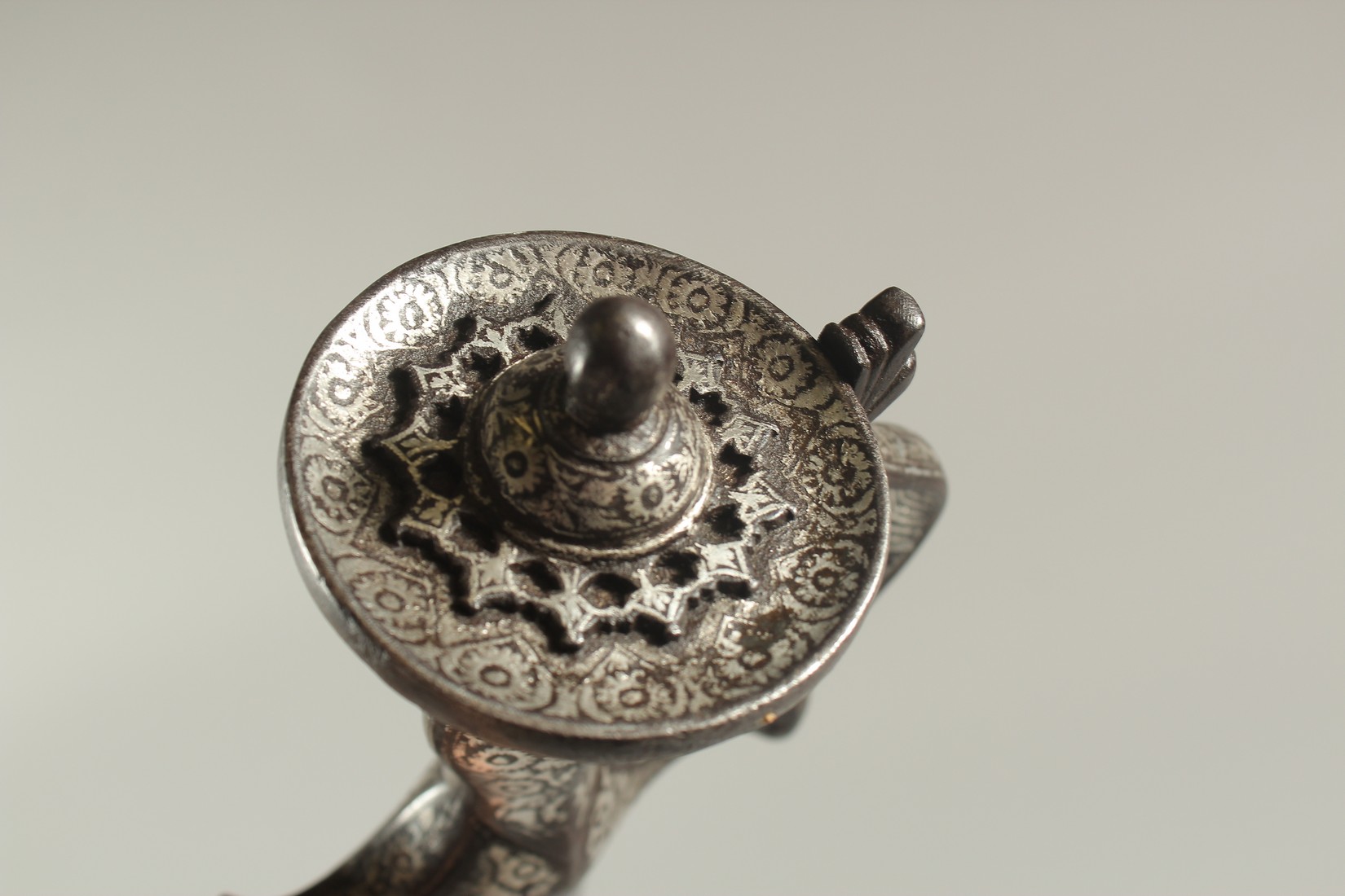 AN 18TH CENTURY MUGHAL INDIAN TULWAR SWORD, with silver inlaid hilt and signed blade. - Image 8 of 8