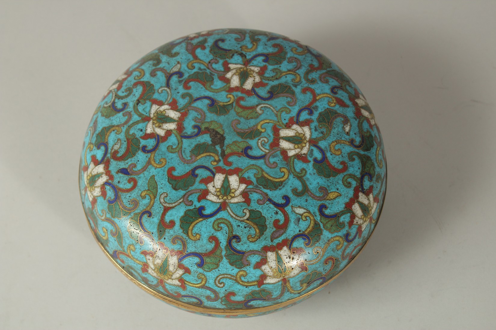 A 19TH CENTURY CHINESE BLUE GROUND CLOISONNE CIRCULAR LIDDED BOX, with floral motif decoration, 20. - Image 4 of 6