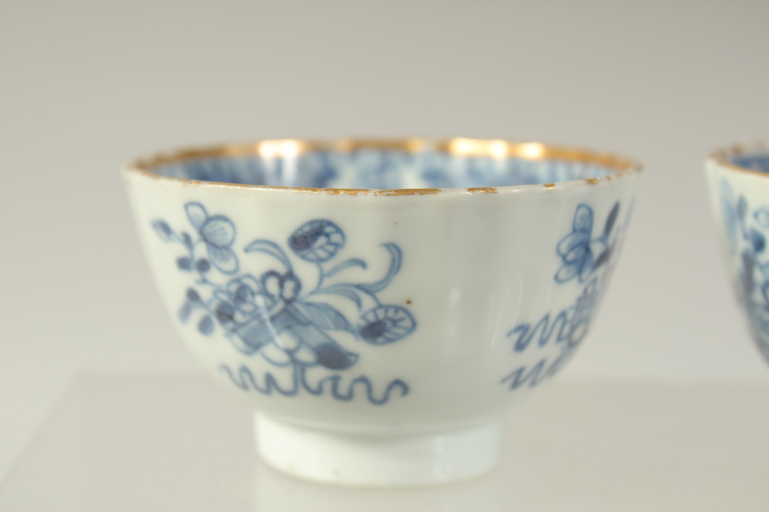 A PAIR OF CHINESE BLUE AND WHITE PORCELAIN TEA BOWLS, with gilded rims and decorated with precious - Image 2 of 6