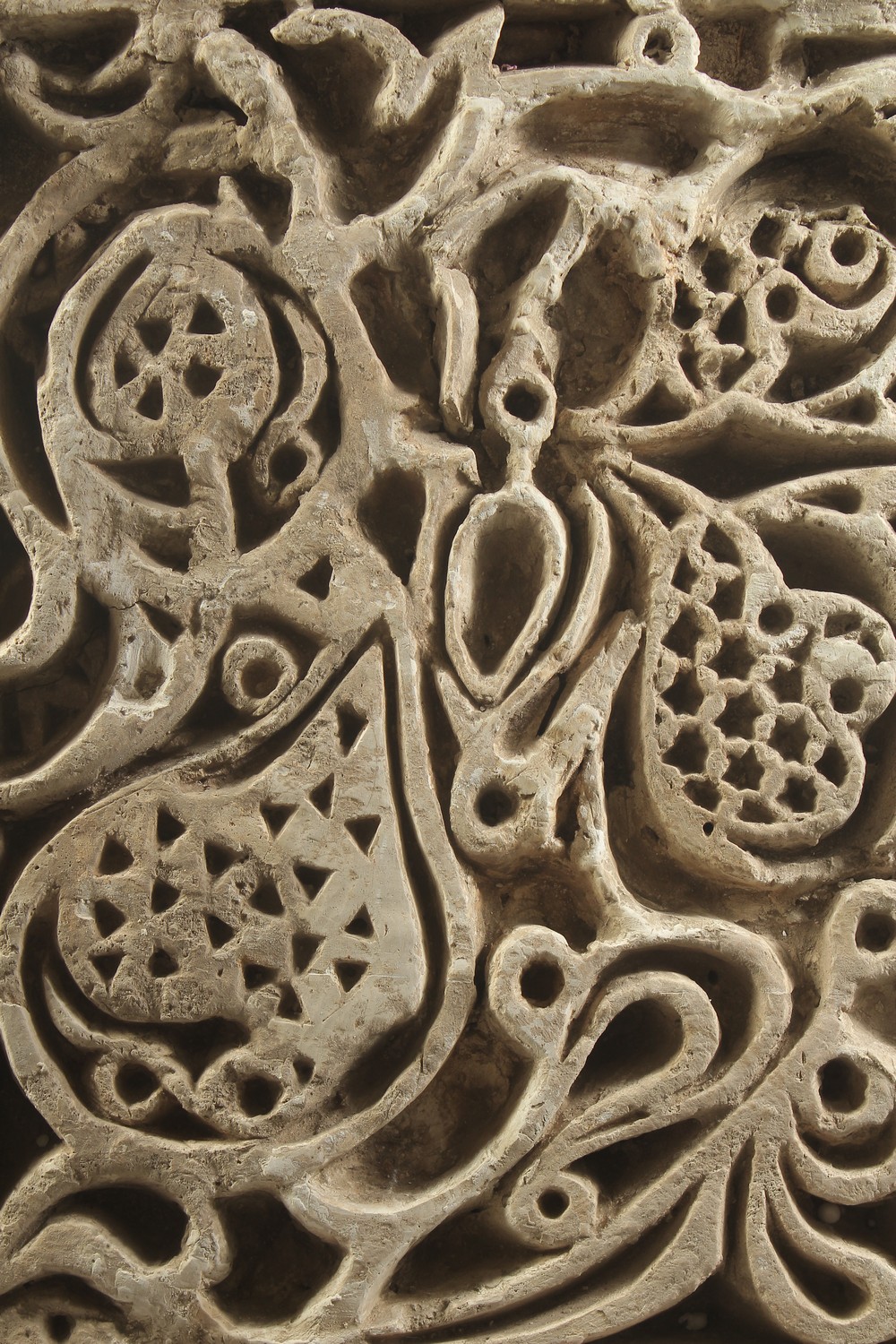 A FINE AND LARGE 17TH CENTURY MUGHAL INDIAN CARVED STONE ARCHITECTURAL PANEL, with foliate motif - Image 2 of 3