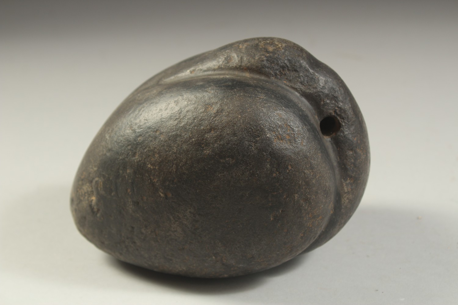 A CARVED STONE WEIGHT IN THE FROM OF A BIRD, 15cm long. - Image 3 of 5