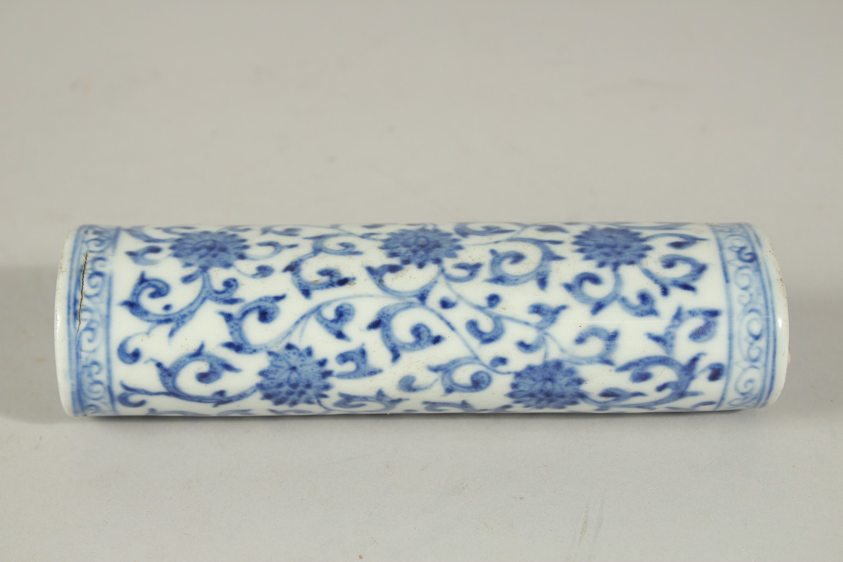 A 19TH CENTURY CHINESE BLUE AND WHITE PORCELAIN WRIST REST, with lotus and vine decoration and - Image 4 of 5