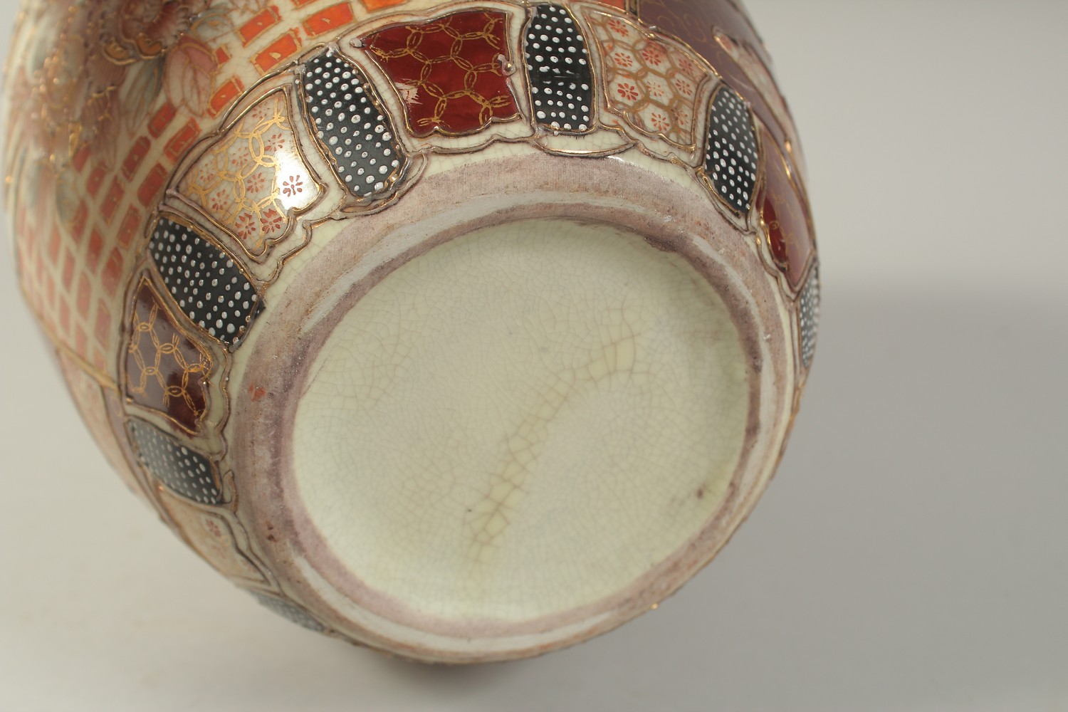 A JAPANESE SATSUMA-TYPE PORCELAIN JAR AND COVER, decorated with flora and gilded highlights, 31cm - Image 7 of 7
