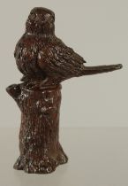 A BRONZE OKIMONO OF A BIRD ON A TREE STUMP, 8cm high.