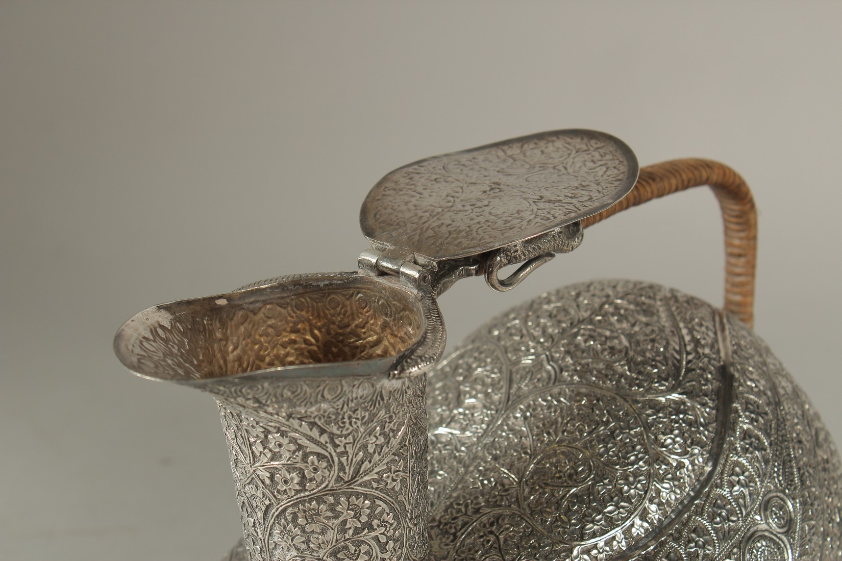 A VERY FINE AND UNUSUAL INDIAN KASHMIR ENGRAVED SILVER VESSEL, intricately chased with finely - Image 8 of 10