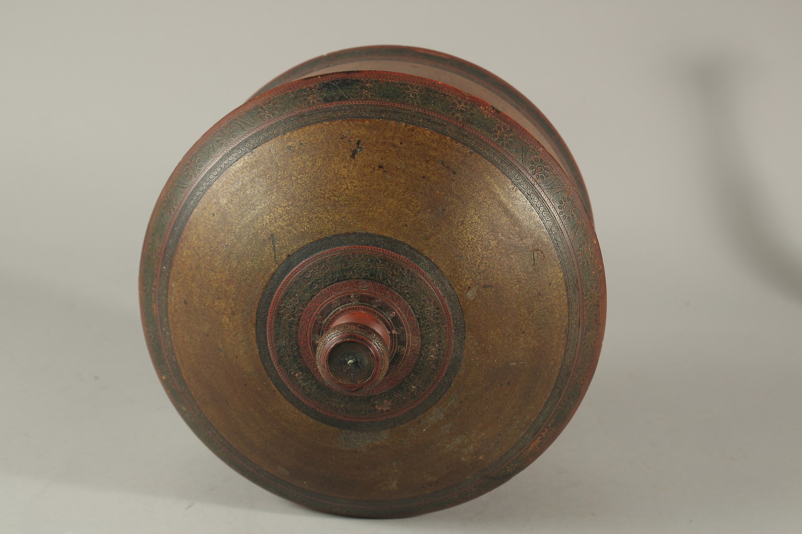 A LARGE 19TH CENTURY INDIAN LACQUERED WOODEN TURBAN BOX, 23.5cm diameter. - Image 4 of 6